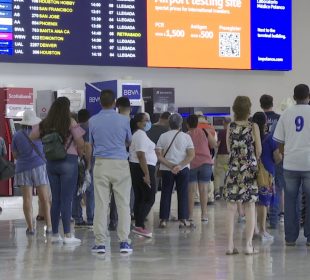 Pasajeros en el Aeropuerto Internacional de Puerto Vallarta