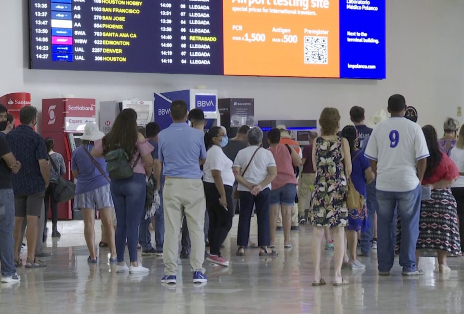 Pasajeros en el Aeropuerto Internacional de Puerto Vallarta