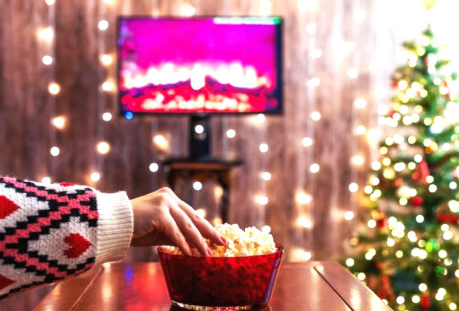 Persona viendo televisión en navidad