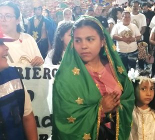 Mujer vestida con atuendo de la Virgen de Guadalupe