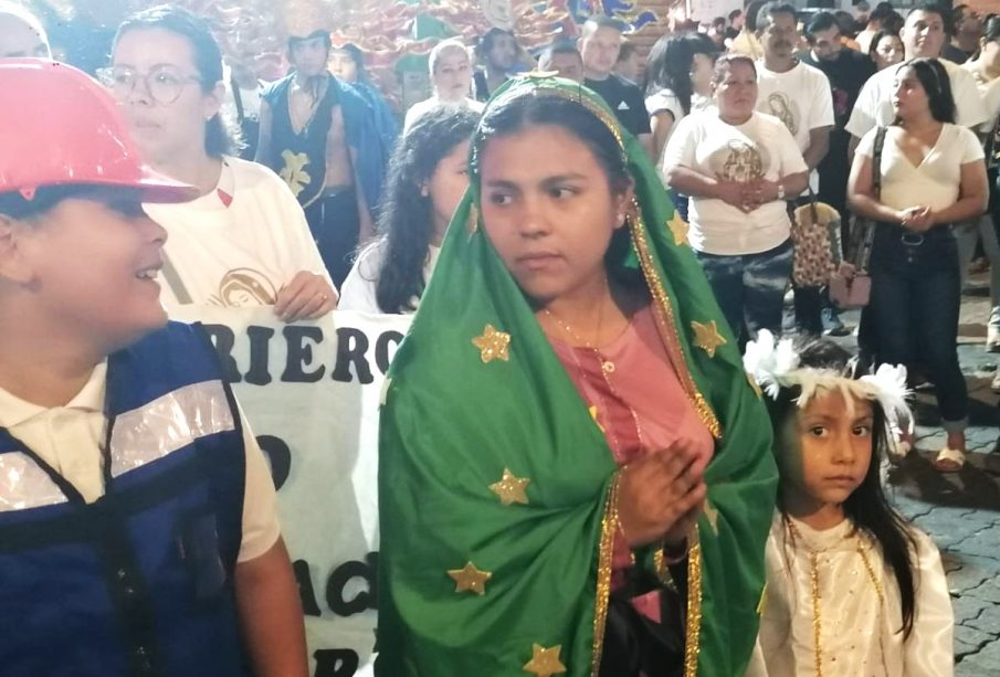 Mujer vestida con atuendo de la Virgen de Guadalupe