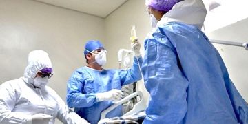 Médicos atienden a enfermos de COVID