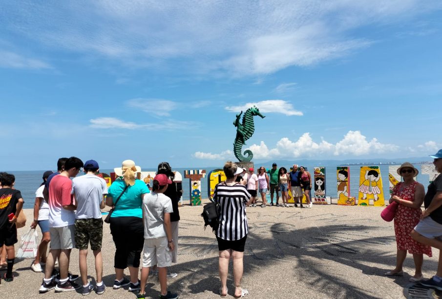 Turistas en el malecón de Puerto Vallarta