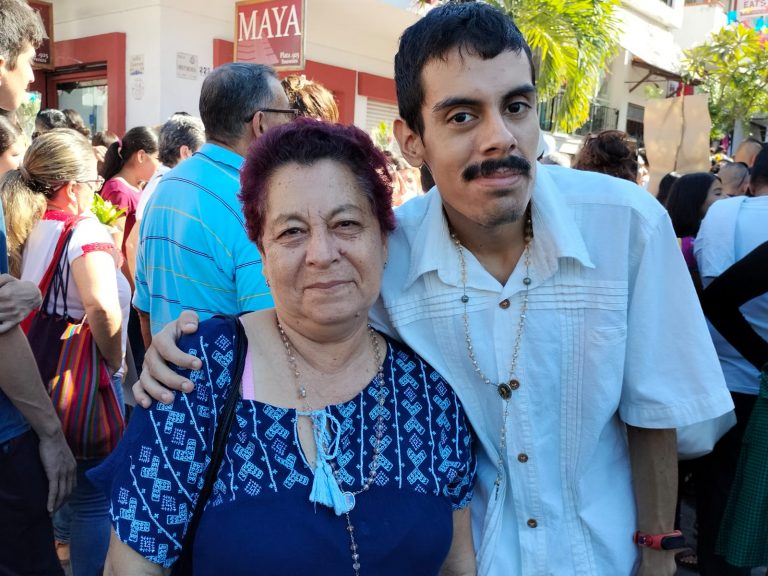 Señora María del Carmen Navarro con hijo en peregrinación