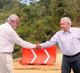 AMLO saludando a Miguel Ángel Navarro Quintero