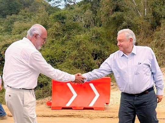 AMLO saludando a Miguel Ángel Navarro Quintero