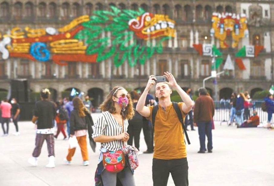 Turistas recorren y disfrutan de la CDMX