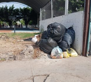 Basura en la Unidad Deportiva Agustín Flores Contreras