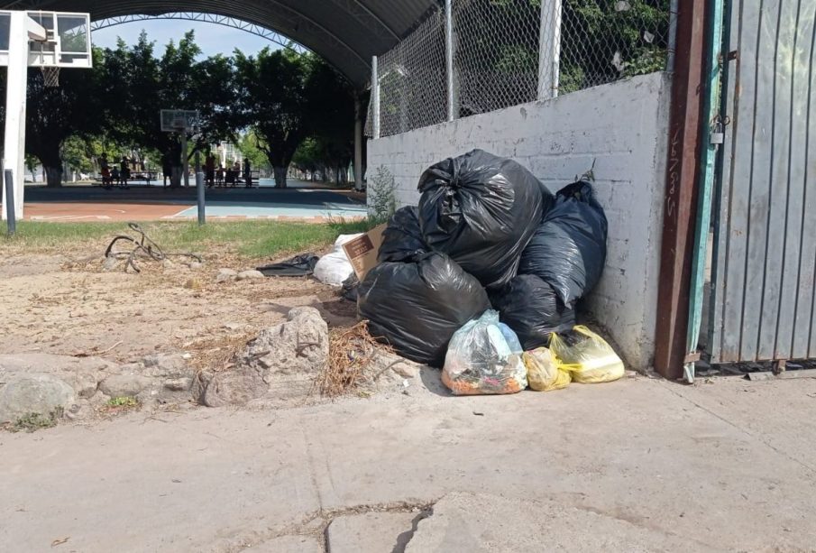 Basura en la Unidad Deportiva Agustín Flores Contreras