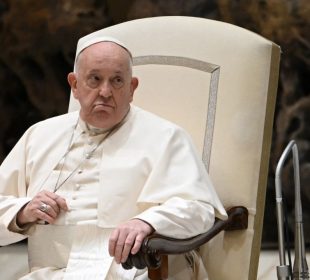 Papa Francisco revela que sufre de bronquitis