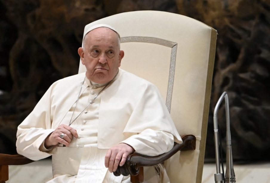 Papa Francisco revela que sufre de bronquitis