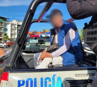 Acosador en camioneta de la policía municipal