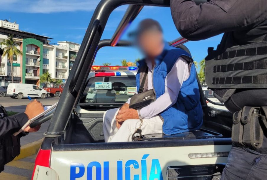 Acosador en camioneta de la policía municipal