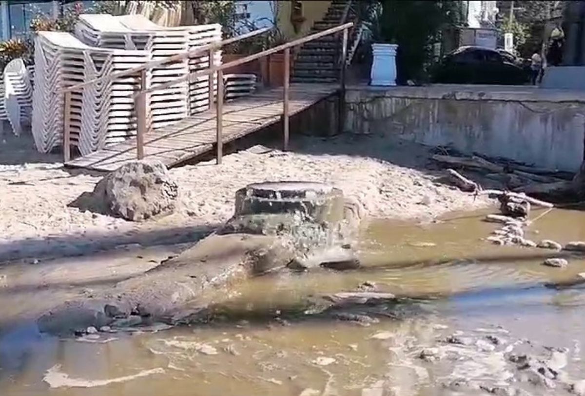 Aguas negras en playa de Los Muertos