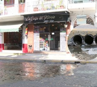 Particulares arrojan aguas negras a calle Libertad