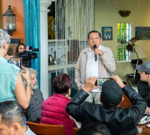 Alcalde Michel en desayudo de periodistas