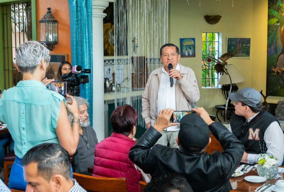 Alcalde Michel en desayudo de periodistas