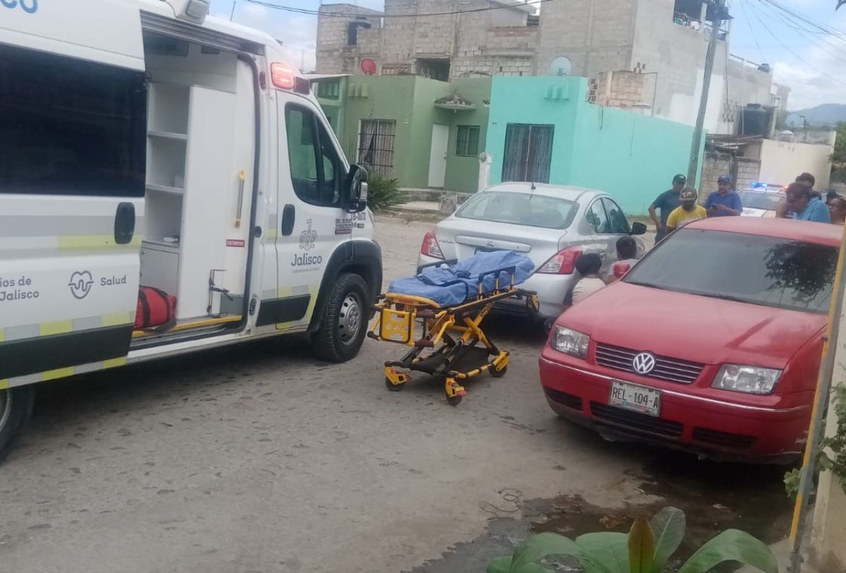 Ambulancia atendiendo a menor en la colonia Paseos Universidad