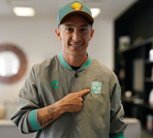 Andrés Guardado con la chaqueta de León