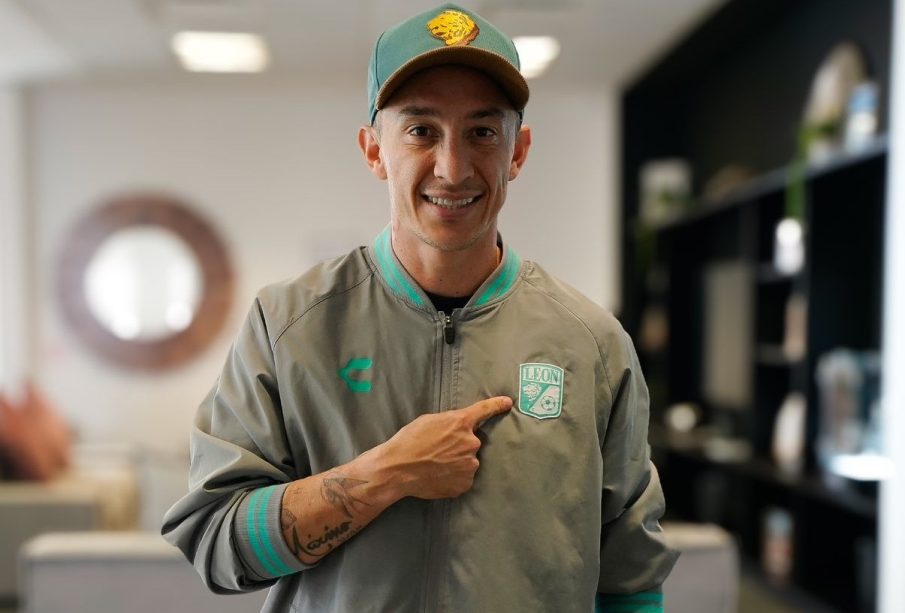 Andrés Guardado con la chaqueta de León