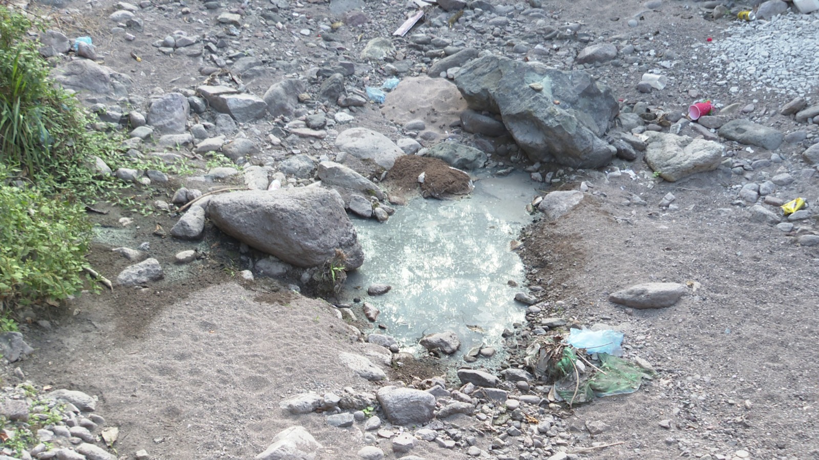 Charco de aguas negras