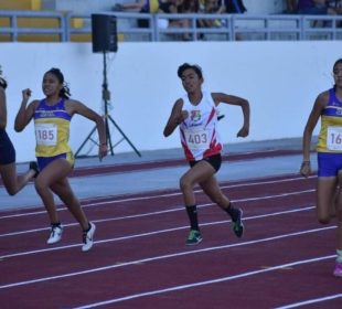 Atletas corriendo en pista