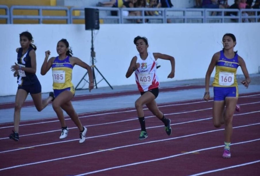 Atletas corriendo en pista