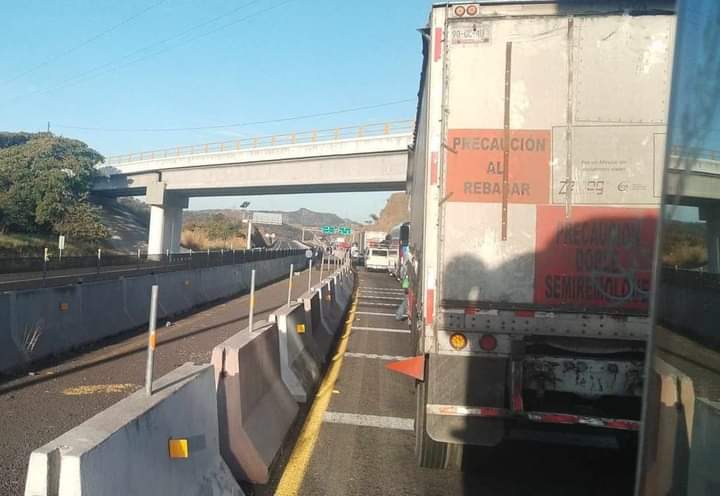 Autopista Jala-Compostela cerrada y con tráfico por volcadura