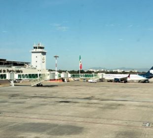 Avión en aeropuerto de Puerto Vallarta