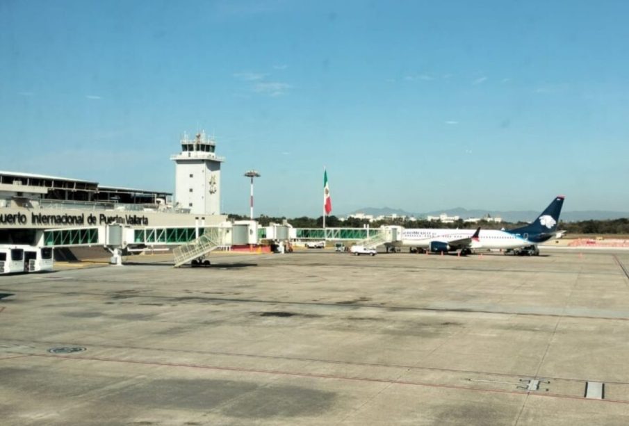 Avión en aeropuerto de Puerto Vallarta