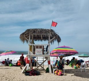 Bandera roja en playa de Bahía de Banderas