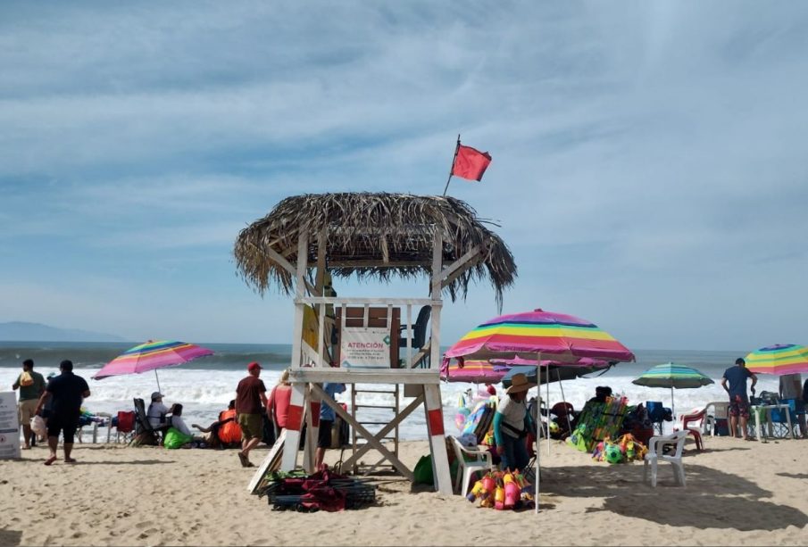 Bandera roja en playa de Bahía de Banderas