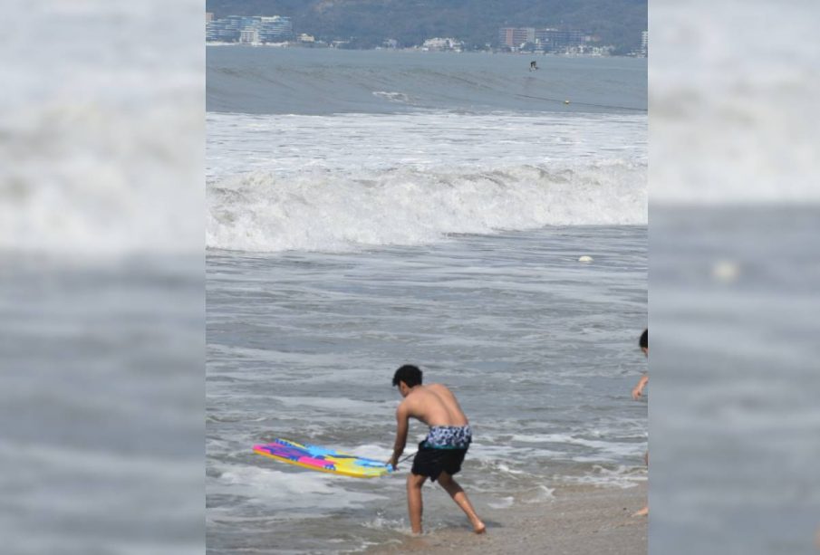 Bañistas en playa pese a oleaje