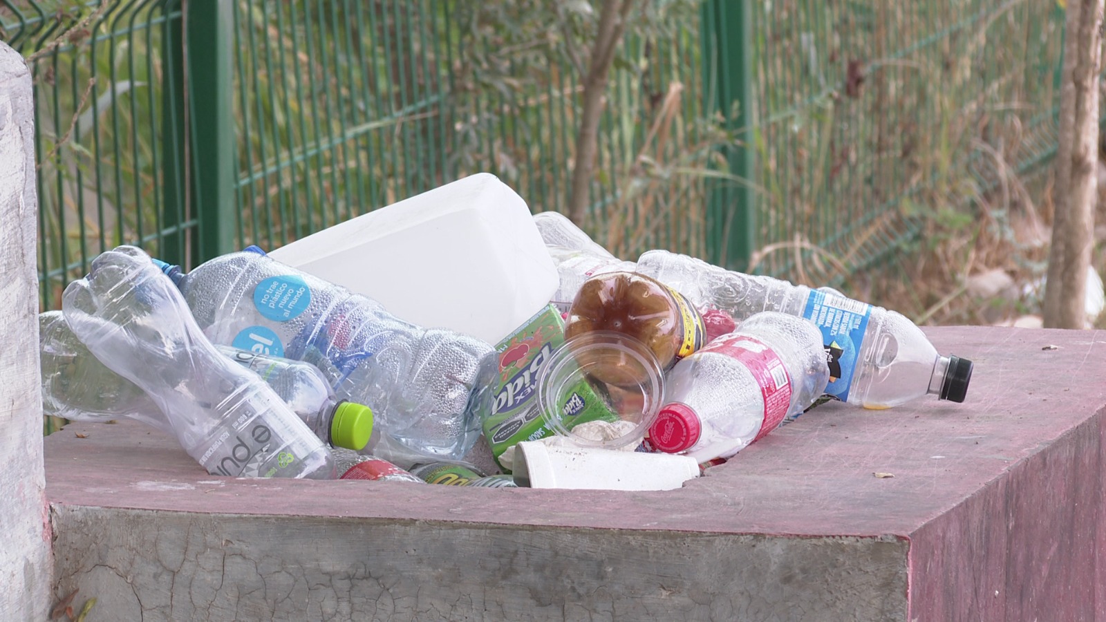 Basura sobre una banca