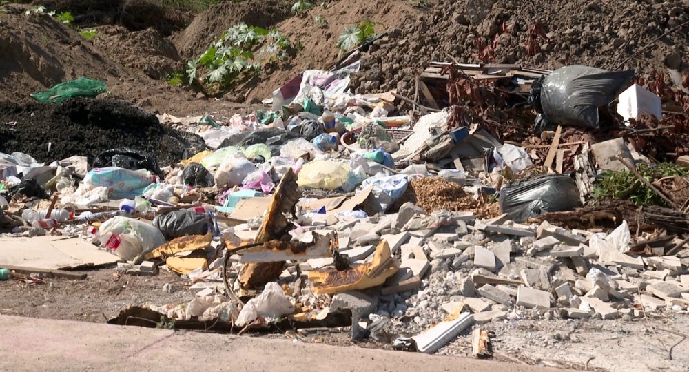 Basura y escombros en bulevar Federaciones