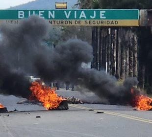 Tras manifestación para exigir la salida de la Guardia Nacional, bloquean carretera