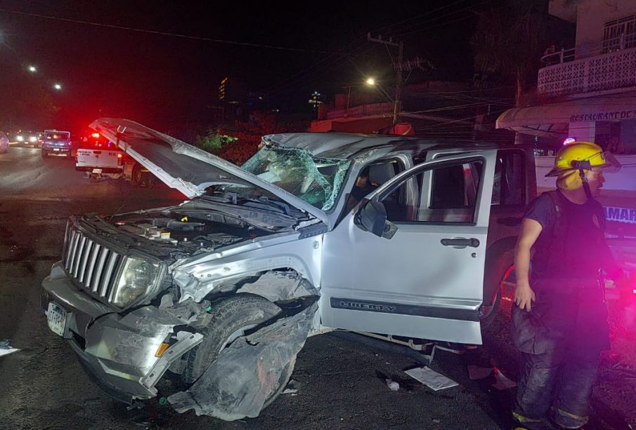 Bomberos atendiendo accidente de coche