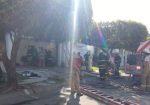 Bomberos entrando a casa incendiada