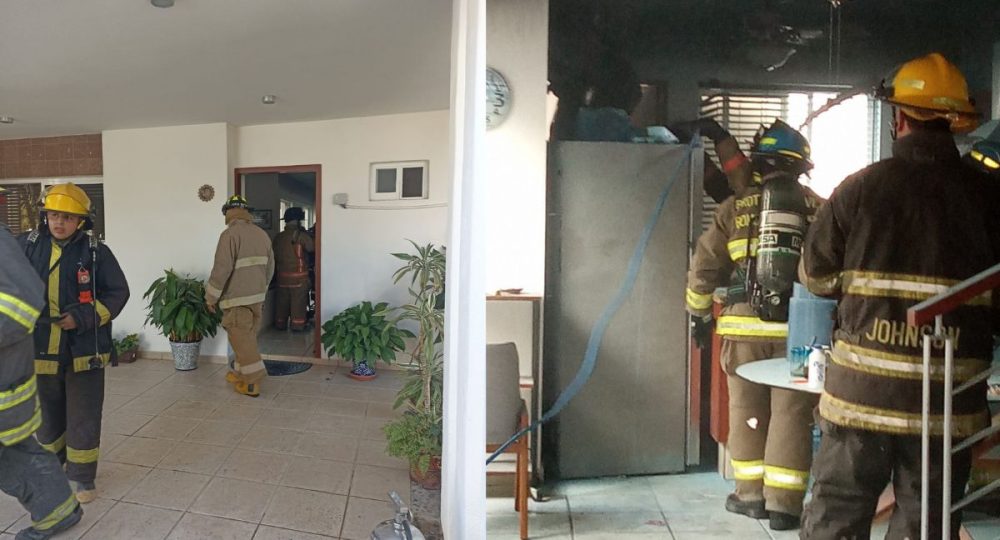 Bomberos sofocando incendio en casa