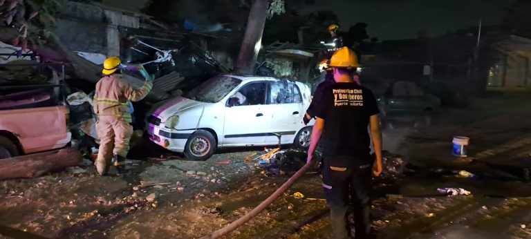 Bomberos tras sofocar fuego