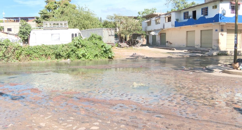 Calle repleta de aguas negras