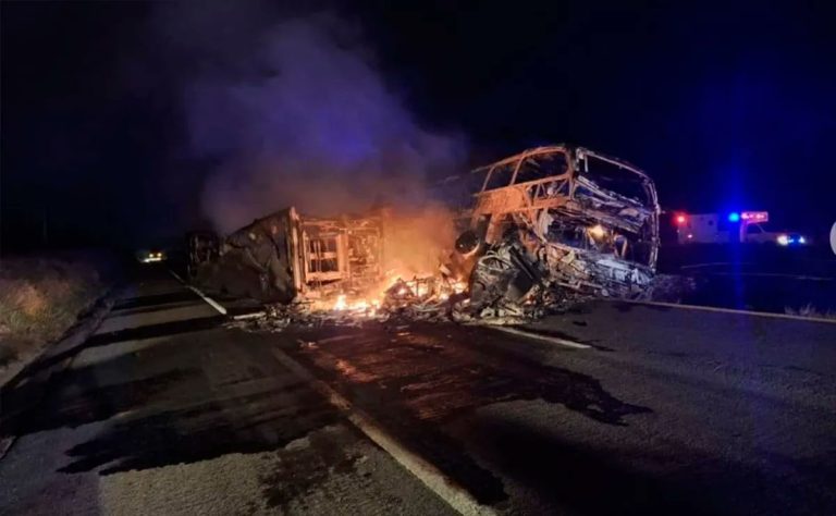 Camión y tráiler ardiendo tras choque