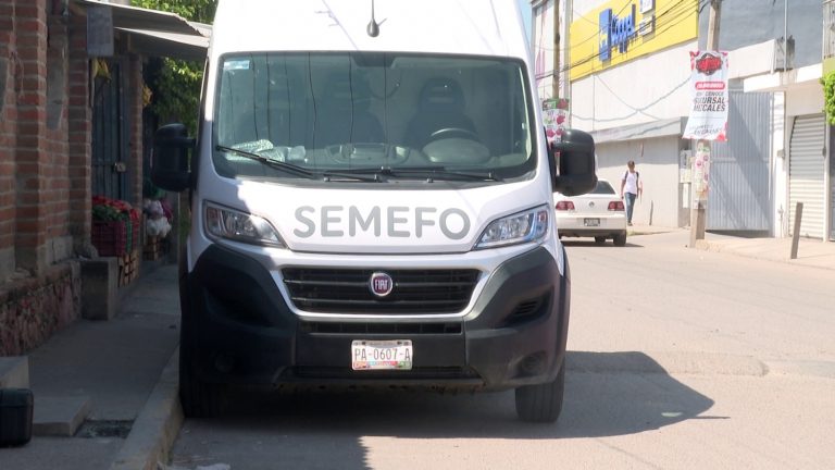 Camioneta de la SEMEFO afuera de domicilio