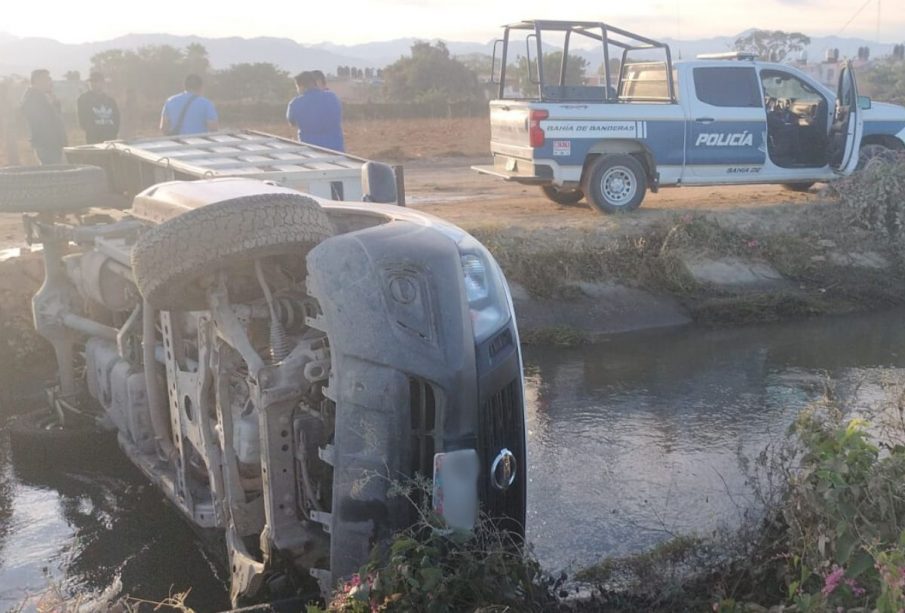 Camioneta volcada en El Caimán