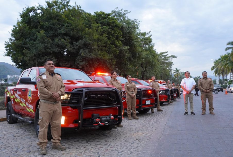 Camionetas de Protección Civil y Bomberos