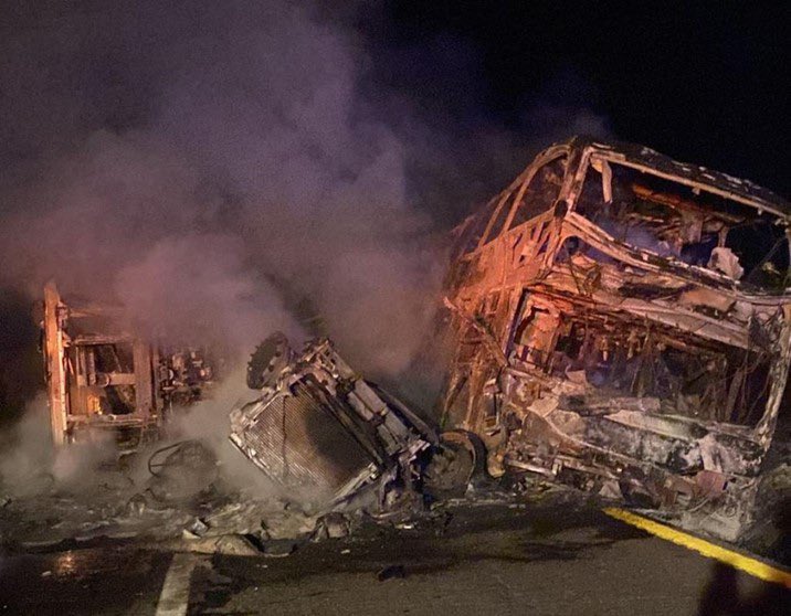 Camión y tráiler incinerados tras choque