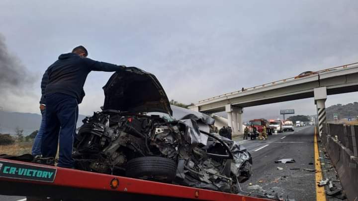 Carro siniestrado subiendo a grua