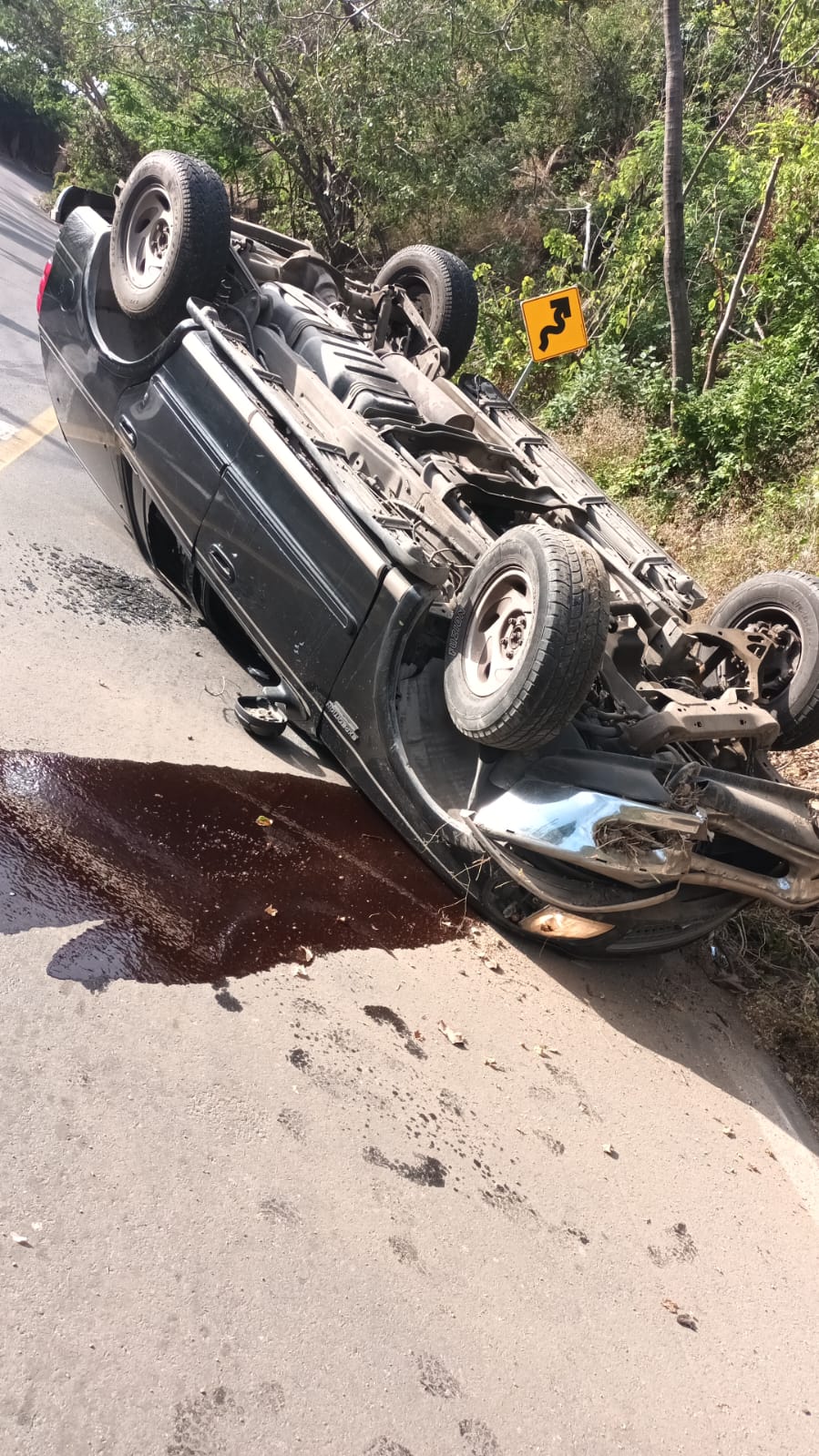 Carro volcado con llantas al cielo