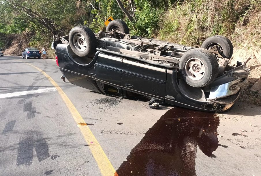 Carro volcador con derrame de gasolina