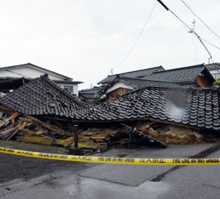 Casa colapsada tras terremoto en japón